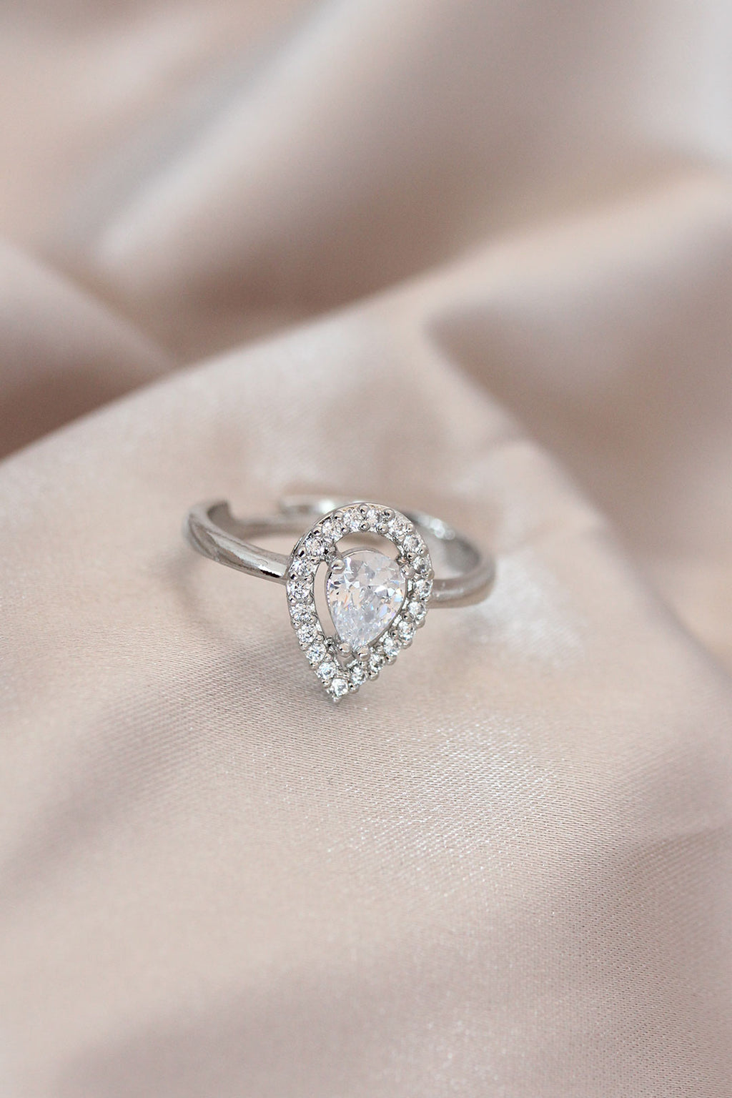 Ayarlamalı Silver Renk Metal Zirkon ve Kristal Taşlı Damla Model Yüzük — Chrysa by RK Yüzük
