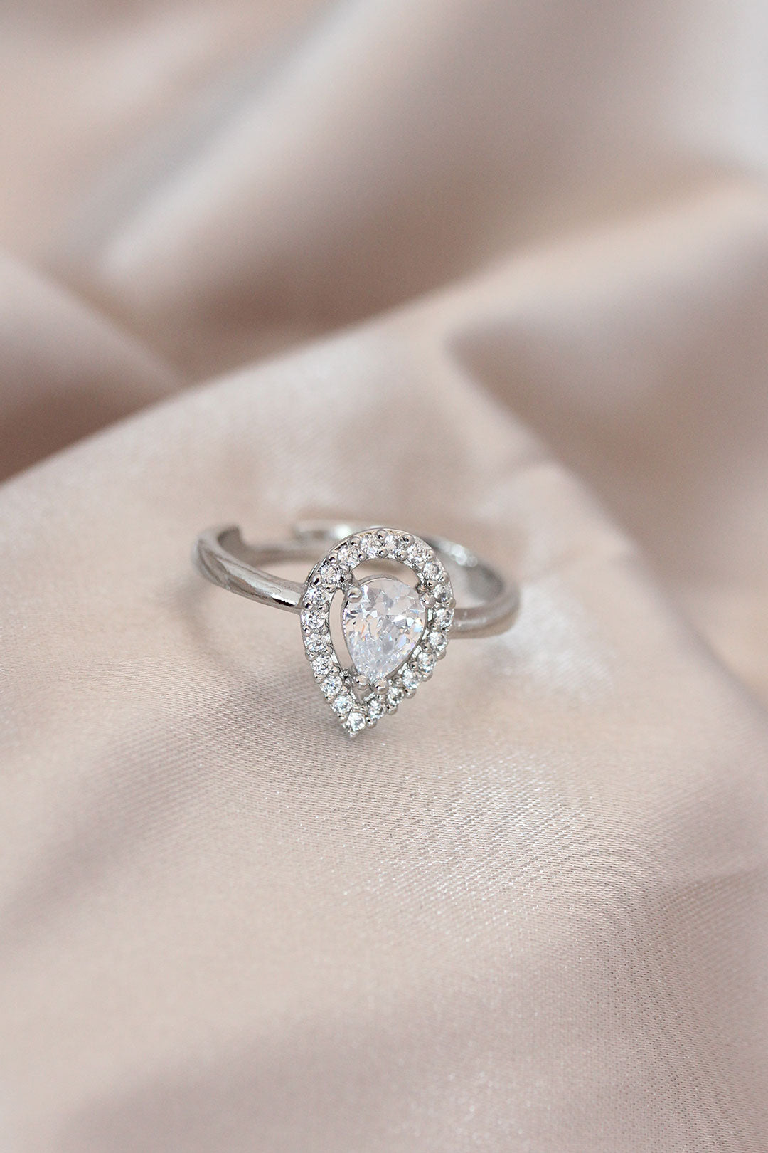Ayarlamalı Silver Renk Metal Zirkon ve Kristal Taşlı Damla Model Yüzük — Chrysa by RK Yüzük