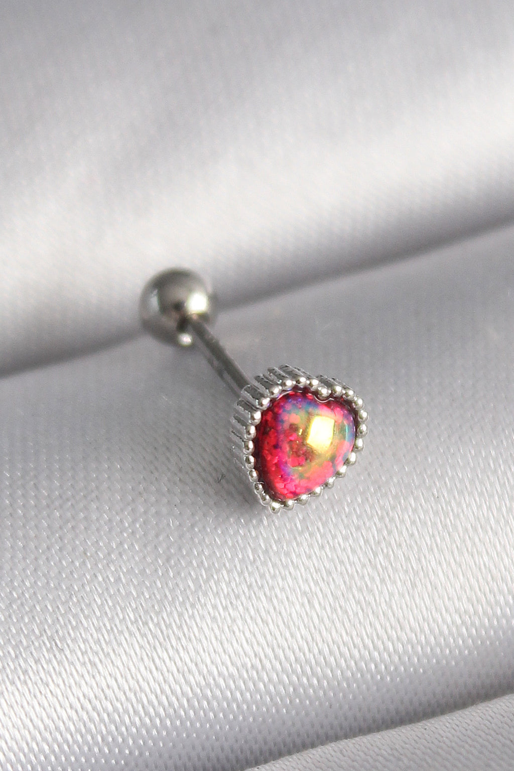 316L Çelik Gümüş Renk Kırmızı Mineli Kalp Tragus Piercing — Chrysa by RK Hızma & Piercing