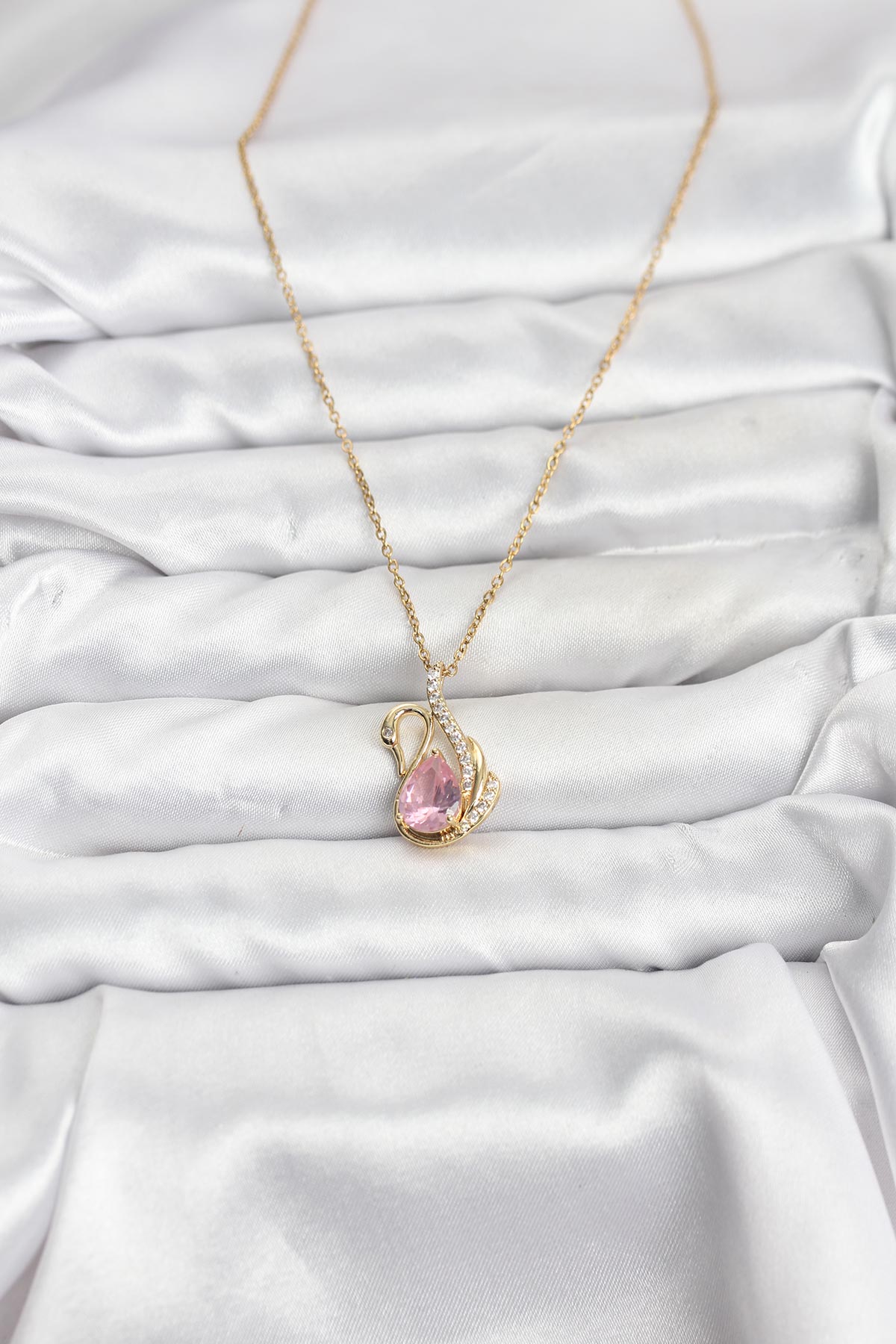316L Çelik Zincir Gold Renk Pembe Kuğu Model Zirkon Taşlı Kadın Kolye — Chrysa by RK Kolye