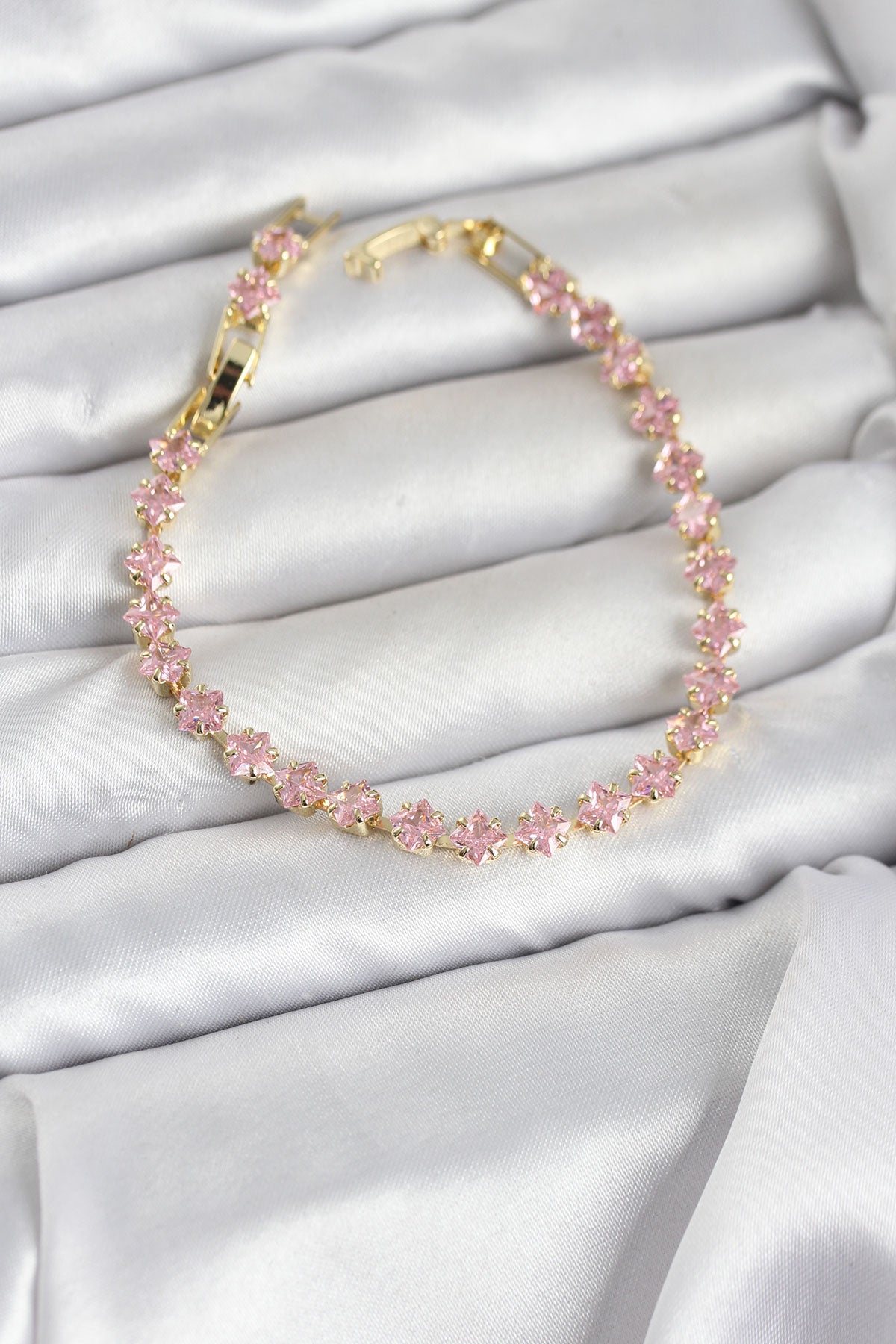 Pembe Kare Zirkon Taşlı Gold Renk Pirinç Su Yolu Kadın Bileklik — Chrysa by RK Bileklik